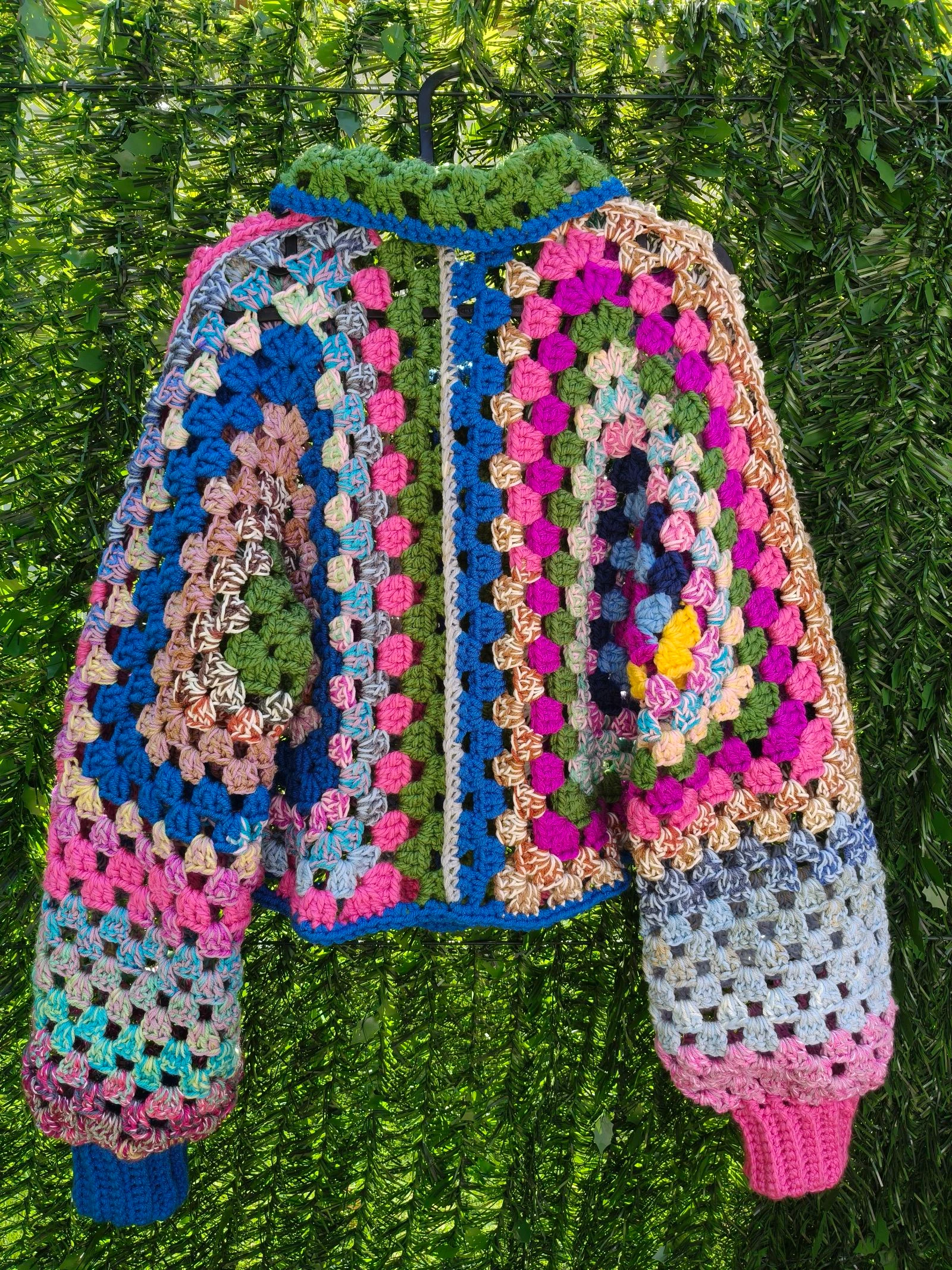 Gehaakte Handgemaakte Patchwork Jas - Unieke Editie (Fuchsia, Blauw & Olijf) – photo 4